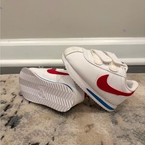 Nike Kids White and Red Sneakers with Blue Accent